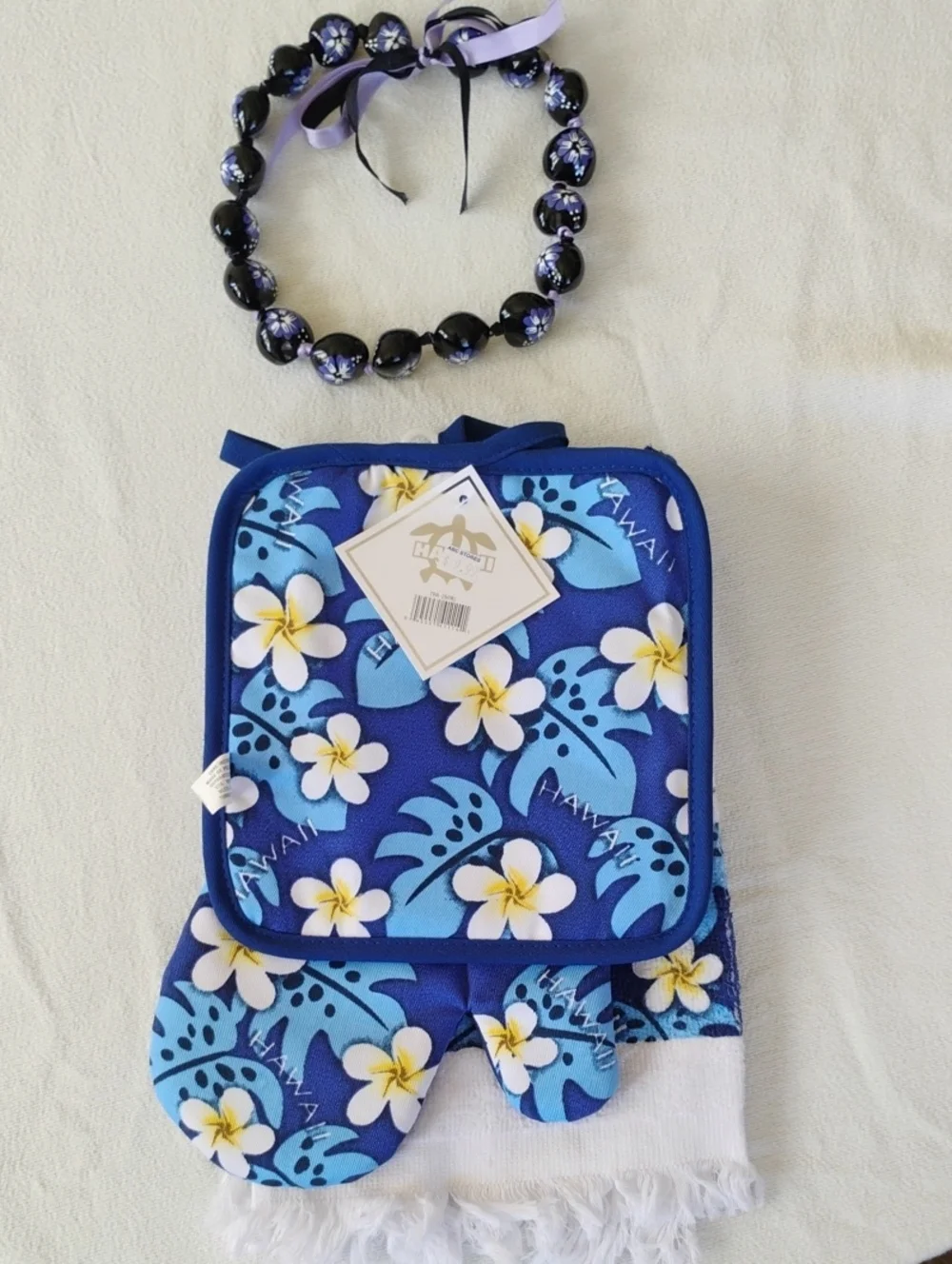 Lot Of 2  Hawaii Souvenirs Kukui Nut Necklace Hand painted,Dishtowel Ovenmit Set